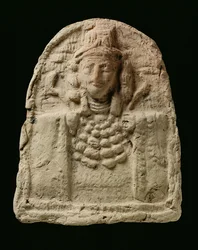 Plaque représentant un buste de la déesse Ishtah, 18e siècle av. J.-C. (terre cuite)